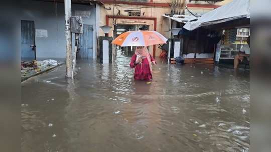 मुंबईकरांनो! शांतता राखा, बदल्या, टेंडर वाटप सुरूये, पूरस्थितीवरून भाजपचा सरकारला टोला