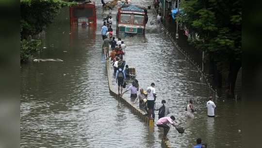 कलानगरचे पाणी ओसरले, मुंबईतील का ओसरत नाही? भाजपचा सवाल