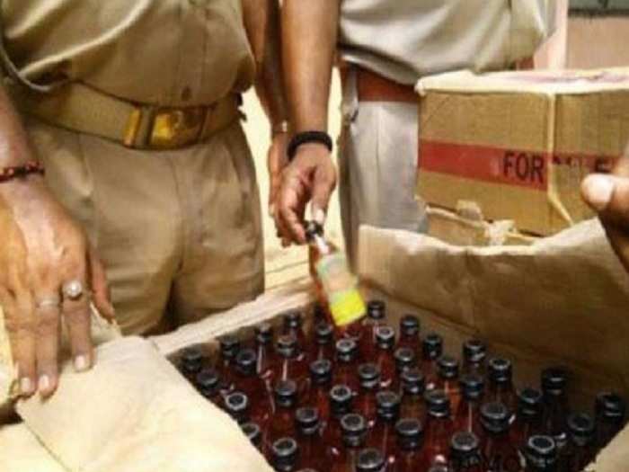 liquor Seized worth Rs 15 lakh sent for Bihar assembly election : बिहार  विधानसभा चुनाव के लिए भेजी जाने वाली 15 लाख रुपये कीमत की शराब जब्त -  Navbharat Times