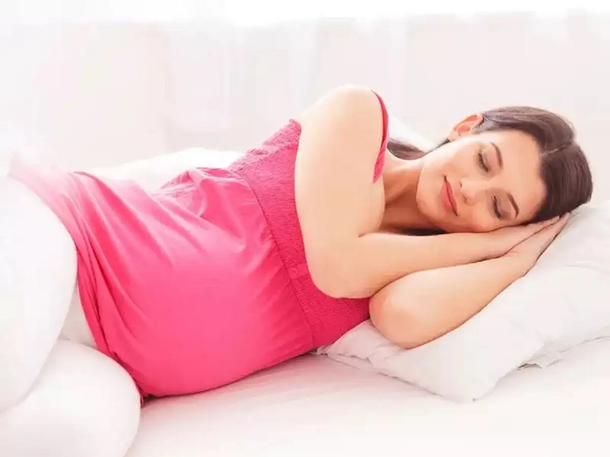 पेट के बल सोने के फायदे और नुकसान: प्रेगनेंसी में पेट के बल सोना सही या  गलत? - sleeping position during pregnancy in hindi | Navbharat Times