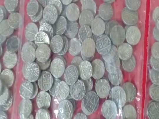 Fourteen lakh silver coins found during excavation of house barwani madhya  pradesh: मकान की खुदाई में निकला खजाना, घड़े में रखे थे 14 लाख के सिक्के,  ट्रैक्टर मालिक को आया लालच -