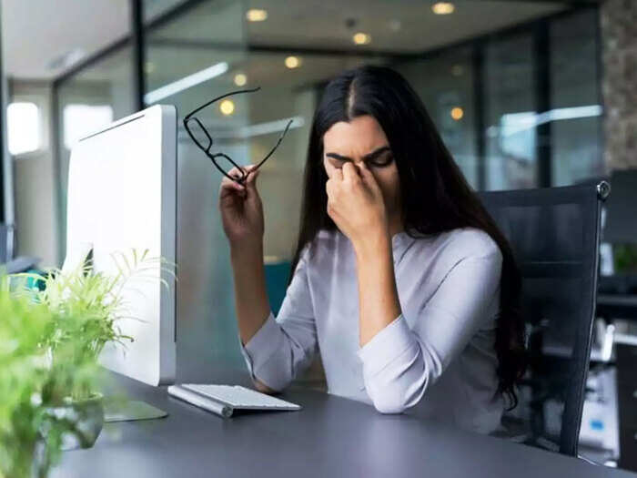 How To Relieve Eye Fatigue Make Eyes Beautiful आ ख क चमक बढ न क ल ए अपन ए य 5 तर क फ र र ह ज एग थक न Easiest Ways To Relieve Eye Fatigue Navbharat Times