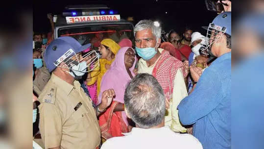 हाथरस: 'जिल्हाधिकाऱ्याने काकांच्या छातीत लाथ मारली, फोन हिसकावून सर्वांना खोलीत बंद केले'