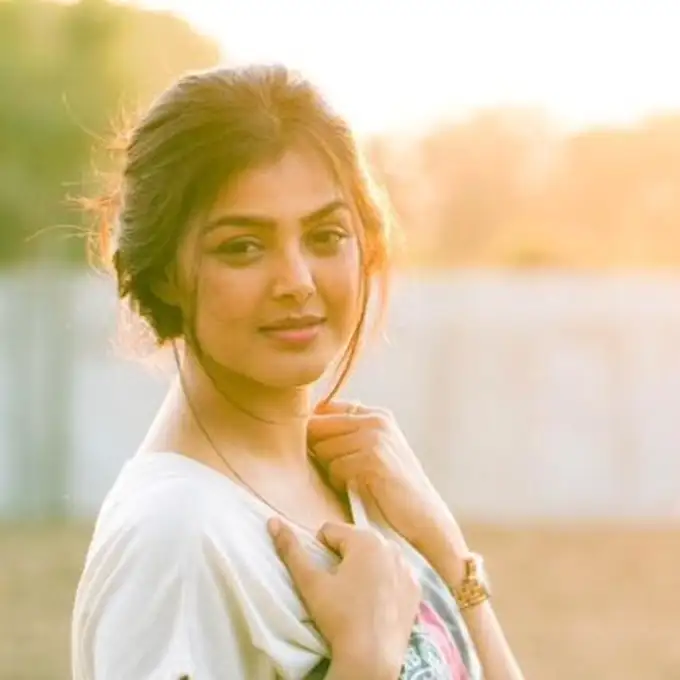 ఈ గుజరాతీ భామ ఒంపుసొంపుల సెగలు... మోనాల్ గజ్జర్ హాట్ పిక్స్..