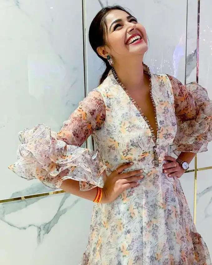 ఈ గుజరాతీ భామ ఒంపుసొంపుల సెగలు... మోనాల్ గజ్జర్ హాట్ పిక్స్..