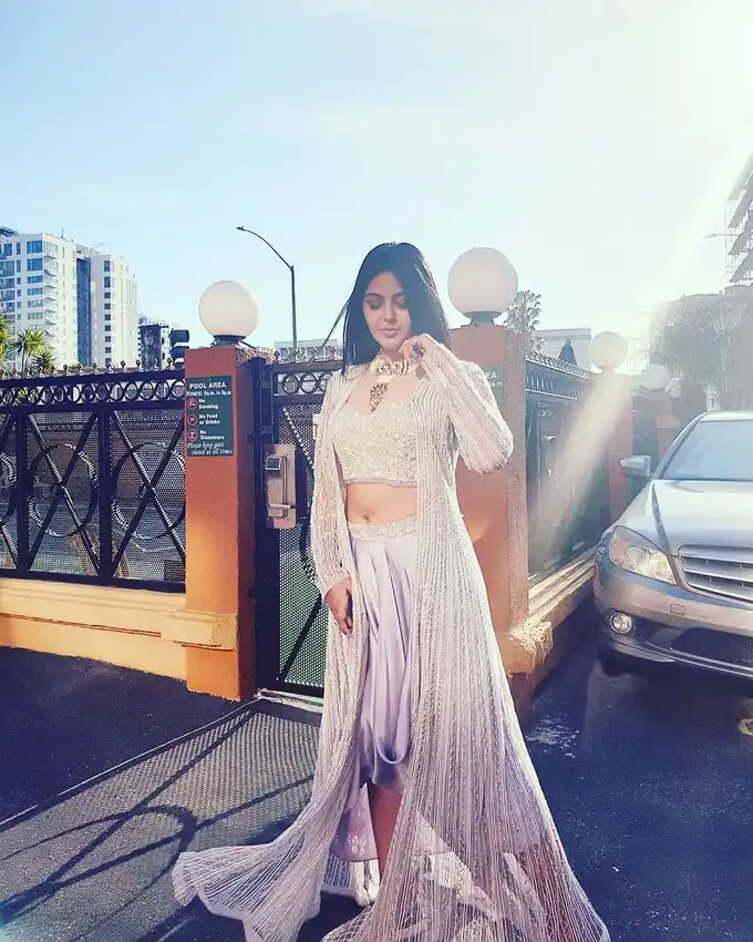 ఈ గుజరాతీ భామ ఒంపుసొంపుల సెగలు... మోనాల్ గజ్జర్ హాట్ పిక్స్..