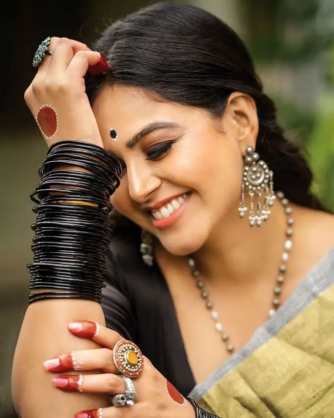 ఈ గుజరాతీ భామ ఒంపుసొంపుల సెగలు... మోనాల్ గజ్జర్ హాట్ పిక్స్..