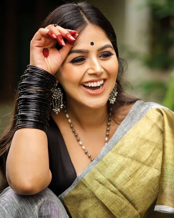 ఈ గుజరాతీ భామ ఒంపుసొంపుల సెగలు... మోనాల్ గజ్జర్ హాట్ పిక్స్..