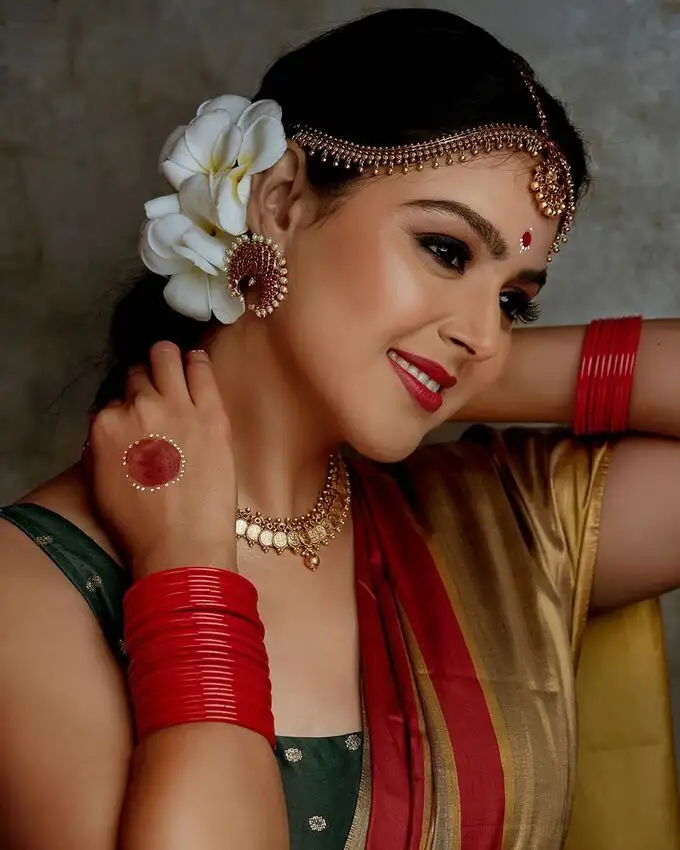 ఈ గుజరాతీ భామ ఒంపుసొంపుల సెగలు... మోనాల్ గజ్జర్ హాట్ పిక్స్..