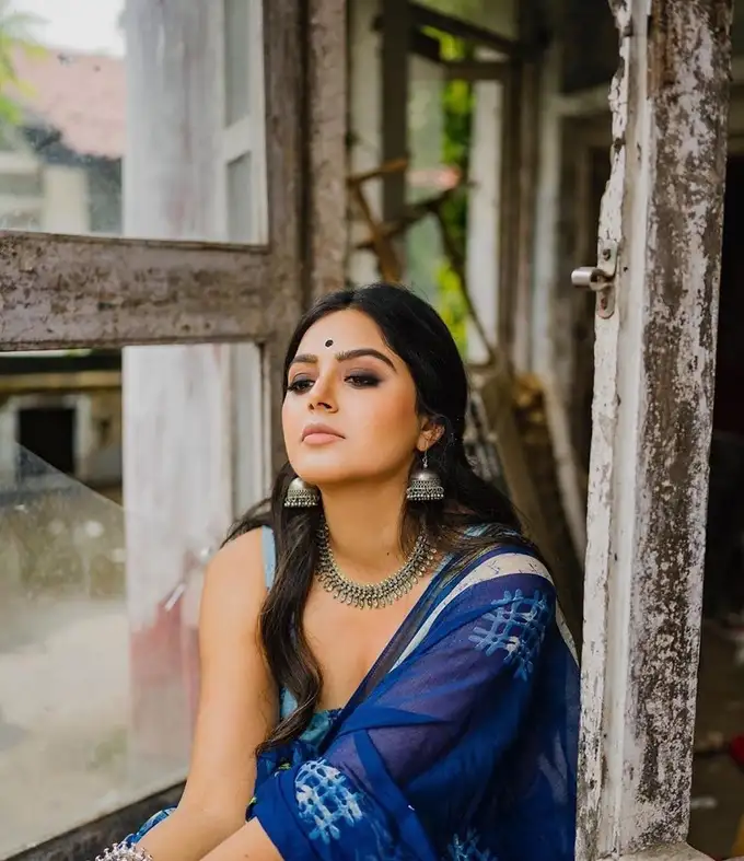 ఈ గుజరాతీ భామ ఒంపుసొంపుల సెగలు... మోనాల్ గజ్జర్ హాట్ పిక్స్..