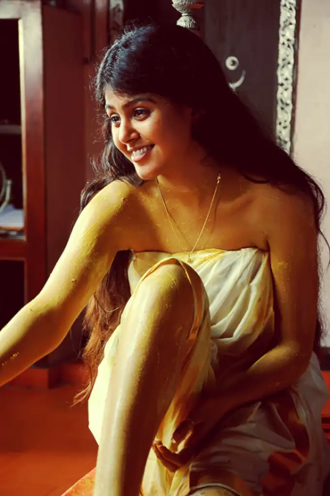 ఈ గుజరాతీ భామ ఒంపుసొంపుల సెగలు... మోనాల్ గజ్జర్ హాట్ పిక్స్..