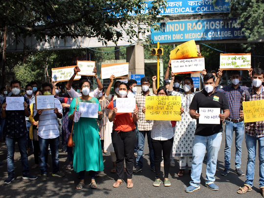 protest by doctors of hindu rao hospital : हिंदू राव अस्पताल के डॉक्टरों का विरोध प्रदर्शन