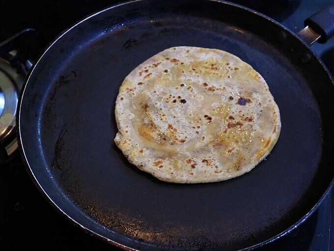 पराठा शेकून घ्या पराठा शेकून घ्या