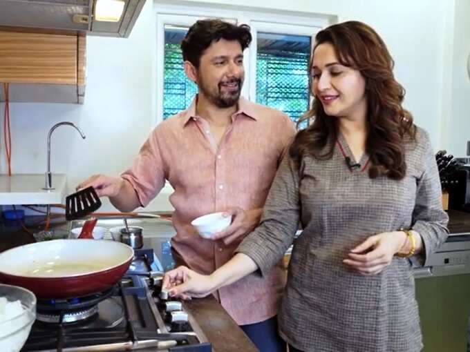 माधुरी दीक्षित के लिए पति श्रीराम नेने ने बनाई साबुदाने की खिचड़ी, मजेदार है ऐक्ट्रेस का रिएक्शन माधुरी दीक्षित के लिए पति श्रीराम नेने ने बनाई साबुदाने की खिचड़ी, मजेदार है ऐक्ट्रेस का रिएक्शन