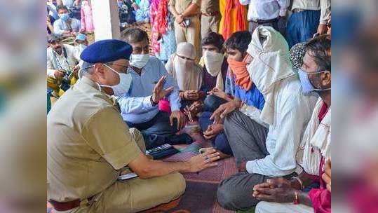 सुरक्षा वजा 'कैदे'तून सुटका करा, हाथरस पीडित कुटुंबाची कोर्टात धाव