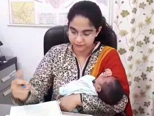 sdm saumya pandey: गाजियाबाद: औरों के लिए मिसाल बनीं IAS सौम्या पांडेय, डिलिवरी के 22 दिन बाद ही जॉइन किया ऑफिस - ghaziabad ias officer arrived and took charge just 22 days