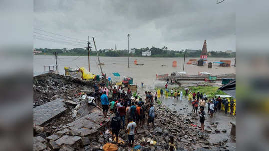 Pandharpur Wall Collapse: पंढरपुरात पावसाचे धुमशान; चंद्रभागेतीरी भिंत कोसळून ६ ठार