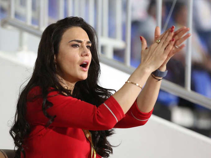 Preity zinta: Preity Zinta Changing Emotions And Moods After KXIP vs RCB  Match: à¤à¤à¤¿à¤°à¥ à¤à¥à¤à¤¦ à¤ªà¤° à¤à¥à¤¤à¤¾ à¤ªà¤à¤à¤¾à¤¬, à¤à¥à¤® à¤à¥ à¤à¤¨à¤° à¤ªà¥à¤°à¥à¤¤à¤¿ à¤à¤¿à¤à¤à¤¾ à¤à¥ à¤à¤¸à¥ à¤¬à¤¦à¤²à¥ à¤¥à¥  à¤¹à¤¾à¤µ-à¤­à¤¾à¤µ - Navbharat Times