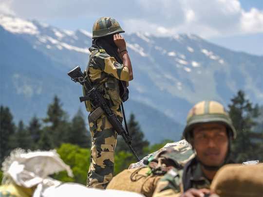 India China Border Latest News: Chinese Soldier Captured Near Demchok By  Indian Army - लद्दाख बॉर्डर के पास से पकड़ा गया चीनी सैनिक, पूछताछ में जुटी भारतीय  सेना - Navbharat Times