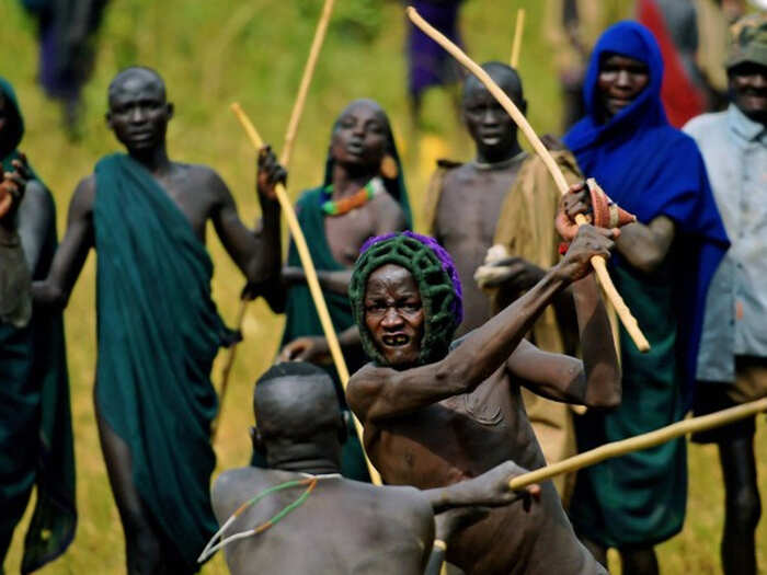 Ethiopia Suri Tribe: Story Of Suri Tribe Of Ethiopia Where Men Have To  Fight For Marriage - शादी के लिए खूनी संघर्ष, दांत तोड़कर 'खूबसूरत' बनाई  जातीं लड़कियां...ऐसी है इथियोपिया की ...