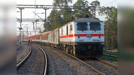 Toilets In Trains Indian History 'असे' लागले भारतीय रेल्वेच्या प्रत्येक डब्यात शौचालय; वाचा, रंजक कथा