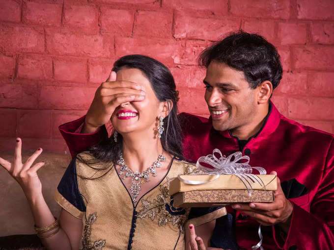 First Karwa Chauth for couple after marriage: How to make Karwa Chauth  special for your wife with out spending money - पैसे खर्च किए बिना पहले करवा  चौथ को पत्नी के लिए