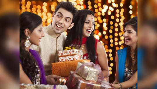Diwali 2020 Gifts Tips दिवाळीला चुकूनही देऊ नयेत 'या' वस्तू भेट; लक्ष्मीची अवकृपा संभव