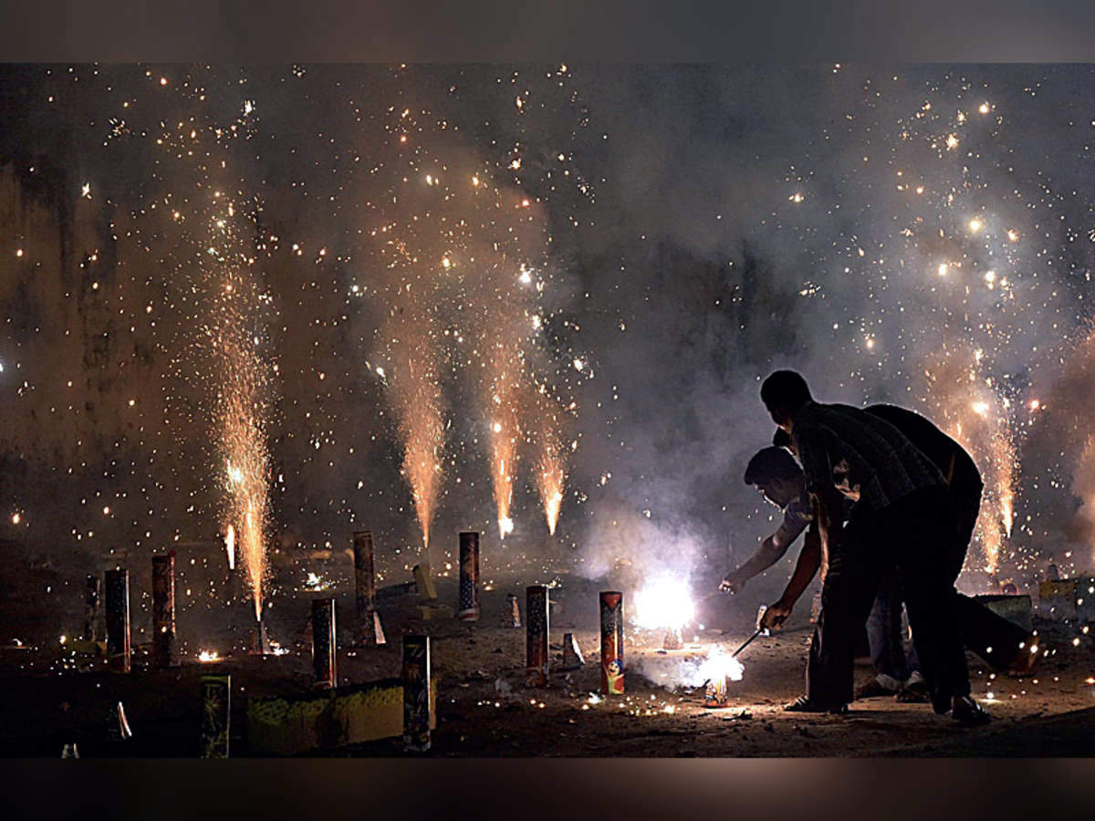 Crackers Ban: यूपी वाले ध्यान दें! इन शहरों में पटाखे जलाना मना है - uttar  pradesh government ban fire crackers in 13 district including lucknow kanpur  noida | Navbharat Times