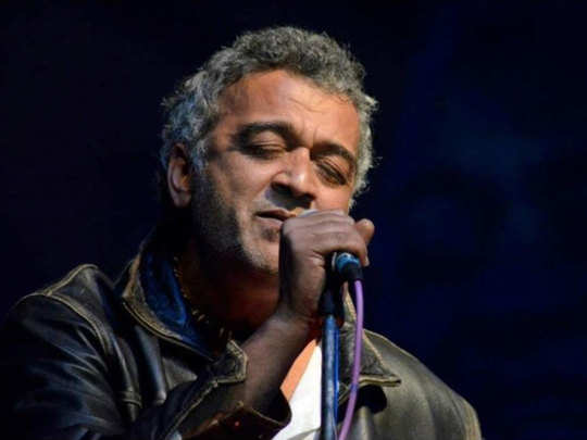 lucky ali singing o sanam: बदले-बदले से नजर आए सिंगर लकी अली, फिर गुनगुनाया  'ओ सनम', वायरल हुआ वीडियो - singer lucky ali singing o sanam and video  viral on social media |