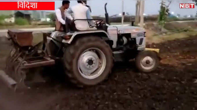विदिशा: सीएम शिवराज सिंह चौहान ने अपने वेयरहाउस के खेत में चलाया ट्रैक्टर, पत्नी संग की पूजा