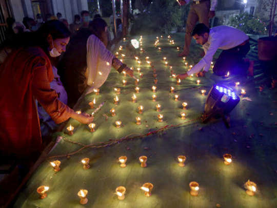 diwali in pakistan: Diwali in Pakistan पाकिस्तानमध्ये हिंदू बांधवांनी  उत्साहात साजरी केली दिवाळी - pakistani hindus celebrate diwali pakistan pm  wish on diwali | Maharashtra Times