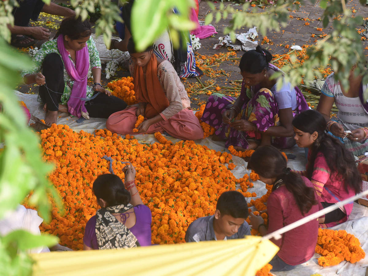 Ghazipur Mandi श द म म हम न क प ब द मगर कम नह ह ई फ ल क ब क र Ban On Guests At Wedding But The Sale Of Flowers Has Not Reduced Navbharat Times