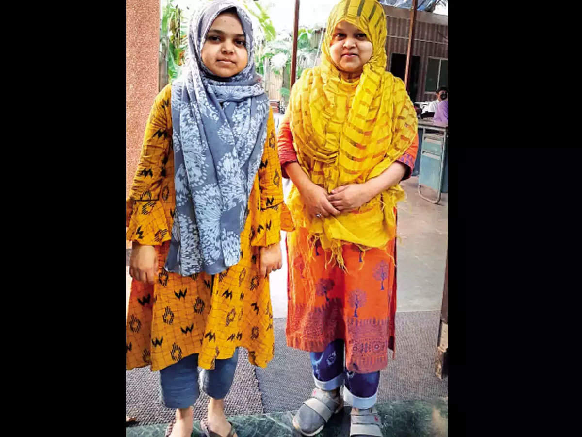 dwarf sisters: Mumbai: दर्जी की छोटे कद की बेटियों ने किया कमाल, NEET  परीक्षा निकाल मेडिकल कॉलेज में दाखिला - mumbai nagpada tailor's 'dwarf'  daughters rise above obstacles crack neet ...