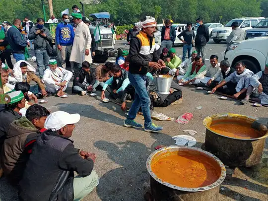 Delhi Farmers Protest: Kisan Andolan Delhi Unique Photo During The  Agitation - सड़क पर खाना, चाय देखिए किसान आंदोलन की अनदेखी तस्वीरें -  Navbharat Times