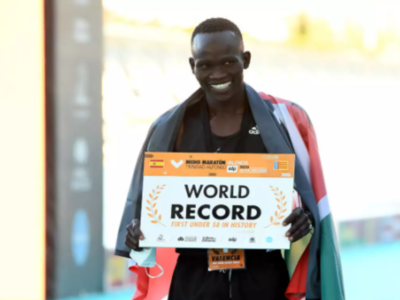 केन्या के कांडी ने हाफ मैराथन में बनाया विश्व रेकॉर्ड, इतने मिनट में दौड़ गए 21KM 