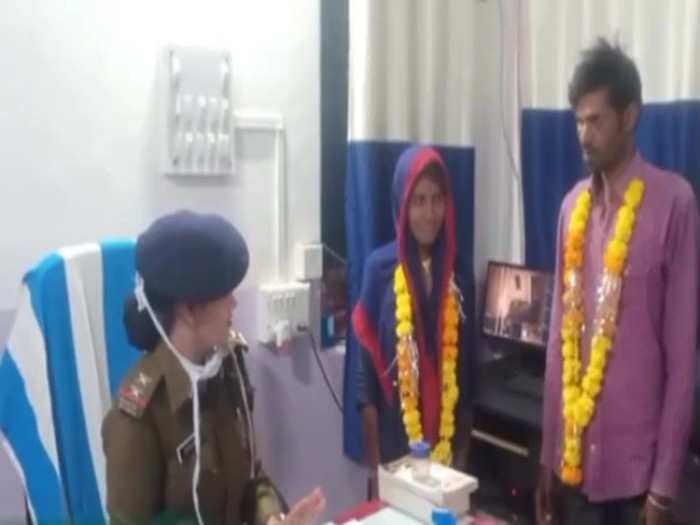 groom and bride ran away after family was delaying in marriage at barwani, now police got married