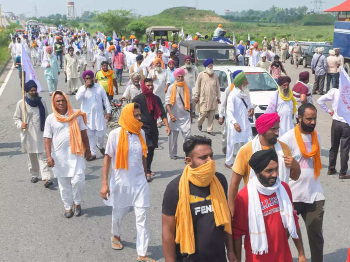 kisan andolan ke beech punjab se delhi pahunch raha hai 1500 gadiyon ka  kafila: किसान आंदोलन के बीच पंजाब से दिल्ली पहुंच रहा है 1500 गाड़ियों का  काफिला - Navbharat Times