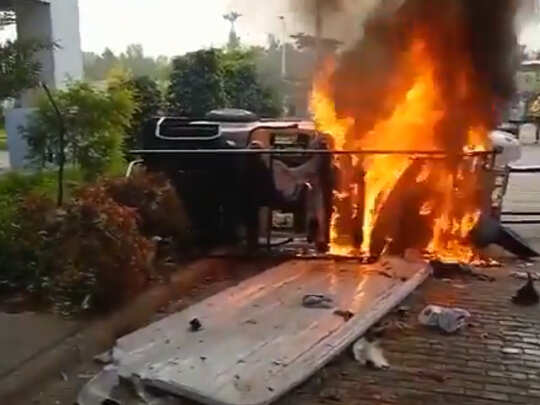 Bengaluru news: Bengaluru: मनमाने तरीके से सैलरी काटने पर भड़के कर्मचारी,  आईफोन मैन्युफैक्चरिंग कंपनी में जमकर तोड़फोड़ - violence breaks out at  wistron corporation iphone ...