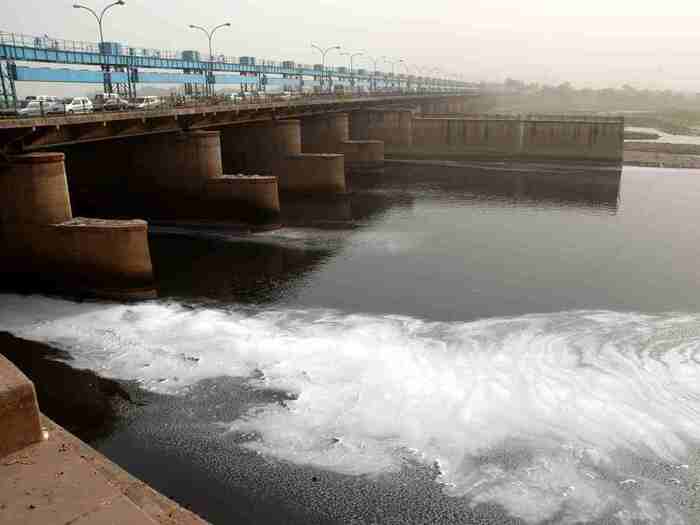 Ammonia Level In Yamuna: Delhi May Face Water Supply Crisis - दिल्लीवाले पीने का पानी जमा कर लें, यमुना में बढ़ा खतरनाक अमोनिया - Navbharat Times
