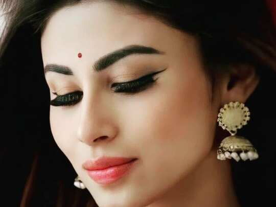 Mouni Roy Beauty Tips For Clear Glowing Skin, Celeb Skin Care: बिना मेकअप के भी चांद सा चमकता है मौनी रॉय का चेहरा, बेदाग स्किन के लिए लगाती हैं बस ये एक