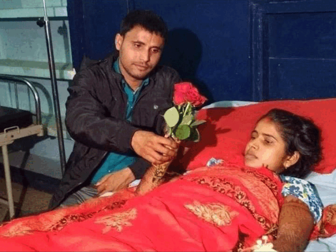 अस्पताल में भर्ती आरती के साथ अवधेश