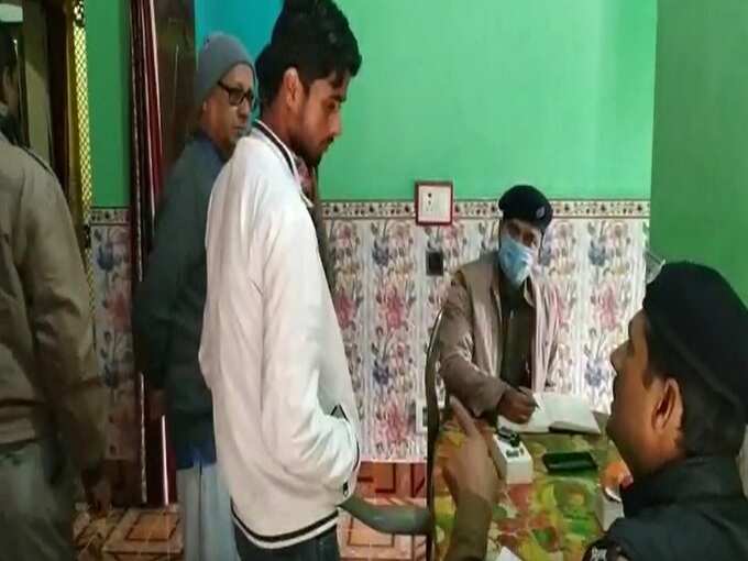मामले की जानकारी लेते अधिकारी