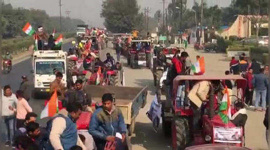 farmers tractor march: meerut farmers tractor march towards ghaziabad in  support of farm laws - कृषि कानूनों के समर्थन में हिंद मजदूर-किसान समिति,  मेरठ में निकाली ट्रैक्टर रैली, Watch ...