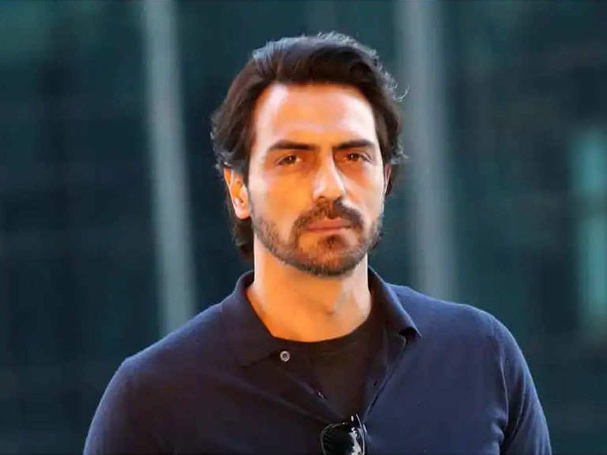 arjun rampal drugs case ncb: ड्रग्स केस: NCB ऑफिस पहुंचे अर्जुन रामपाल,  मिला था पूछताछ के लिए समन - drugs case arjun rampal reches ncb office |  Navbharat Times