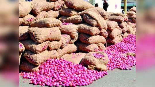 महागाईने कांदा झाला लालेलाल; मागणीच्या तुलनेत आवक कमी