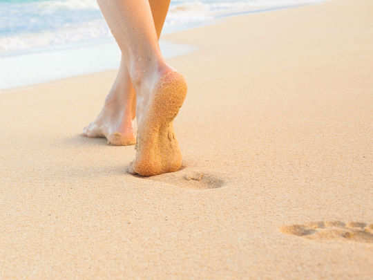 bare foot walk benefits: మార్నింగ్ వాక్.. చెప్పులతో నడవాలా? ఉత్త పాదాలతో నడిస్తే మంచిదా? - bare foot walk health benefits | Samayam Telugu