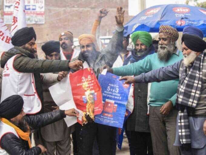Protesters protest against Jio Protesters protest against Jio