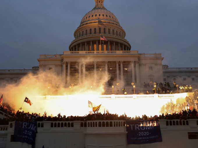 Us Capitol Violence News In Hindi Indian American Vinson Palathingal Waved Tricolour At Us Violence अम र क क प टल ह ल ह स अम र क स सद क ब हर उपद रव क द र न त र ग फहर न व ल