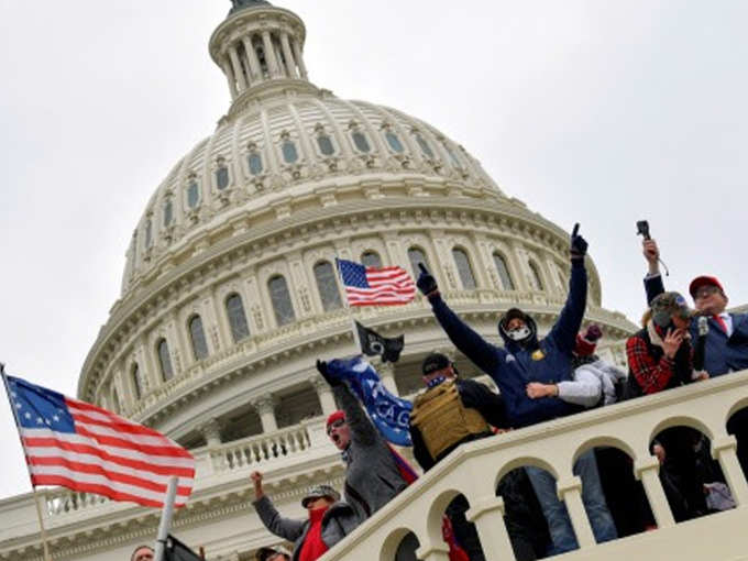 Us Capitol Violence News In Hindi Indian American Vinson Palathingal Waved Tricolour At Us Violence अम र क क प टल ह ल ह स अम र क स सद क ब हर उपद रव क द र न त र ग फहर न व ल