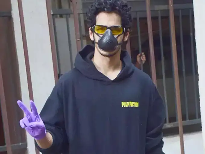 इशान खट्टर भी ब्लैक मास्क में